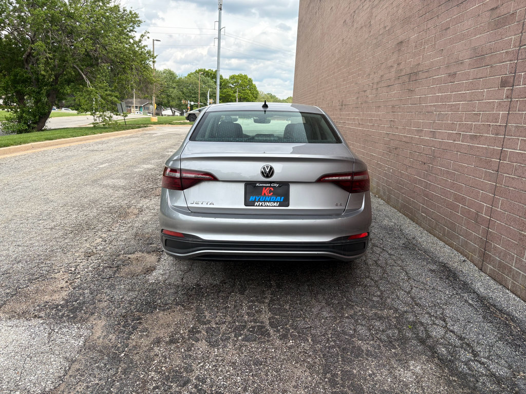 Used 2024 Volkswagen Jetta SE FWD image 4