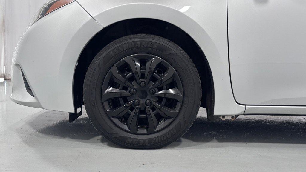 Used 2015 Toyota Corolla L FWD image 29