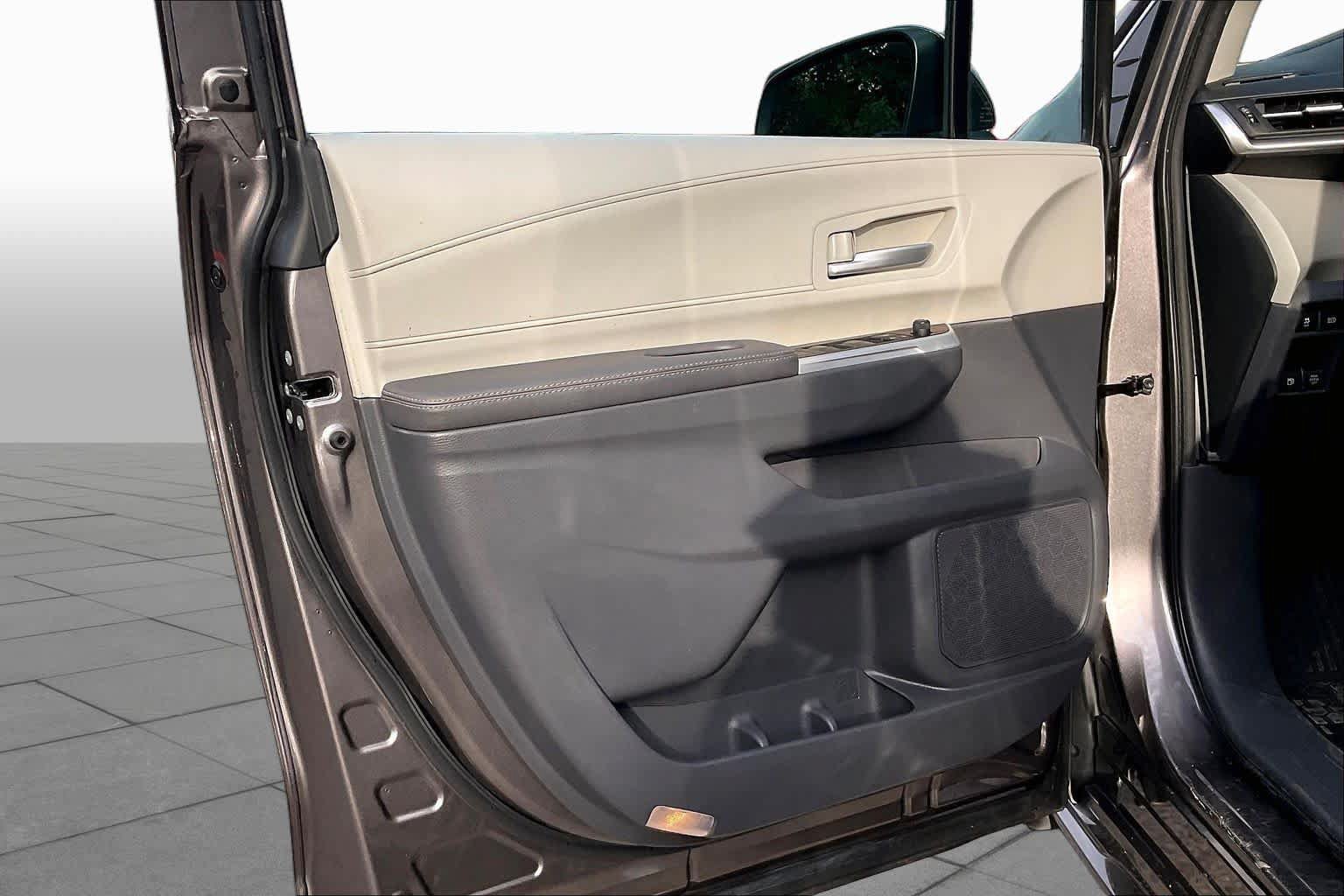 Used 2022 Toyota Sienna XLE FWD image 21