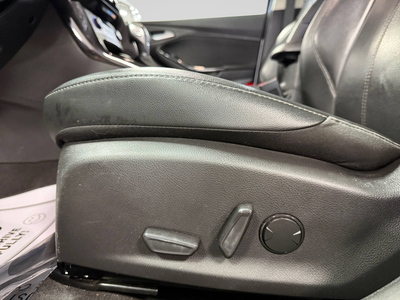 Used 2018 Ford Focus Titanium FWD image 37
