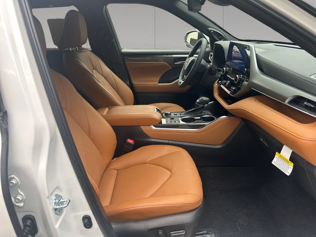 New 2026 Toyota Highlander Platinum AWD/4WD image 17