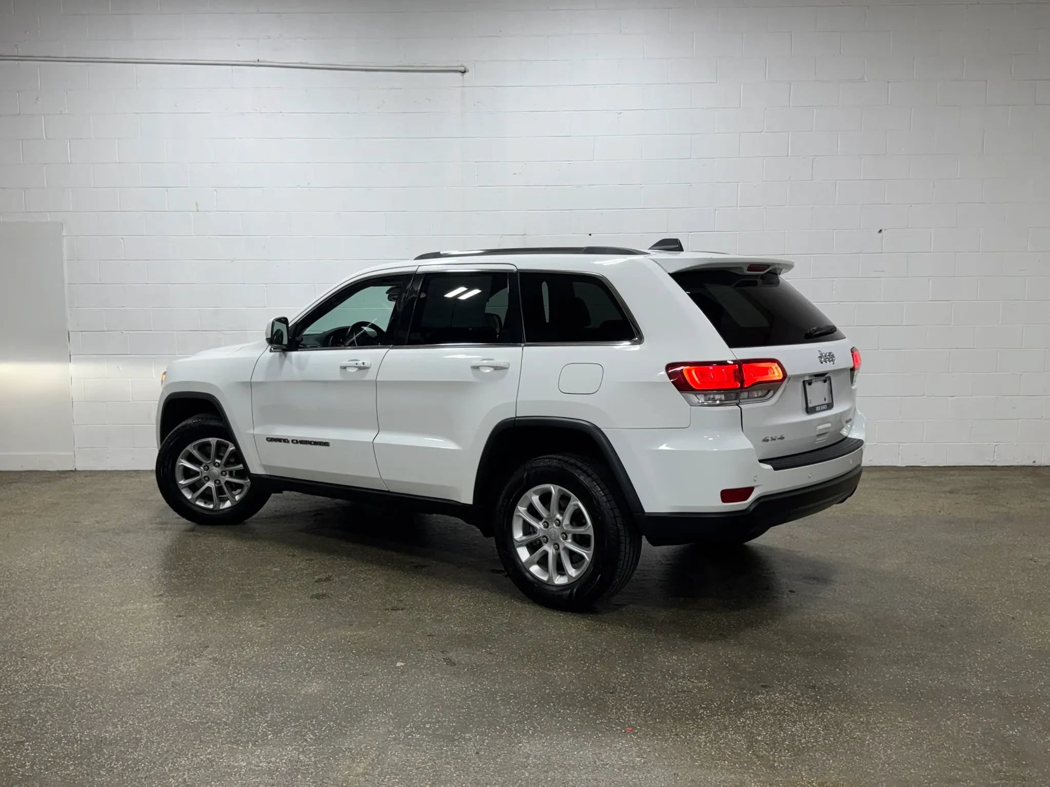Used 2021 Jeep Grand Cherokee Laredo AWD/4WD image 5