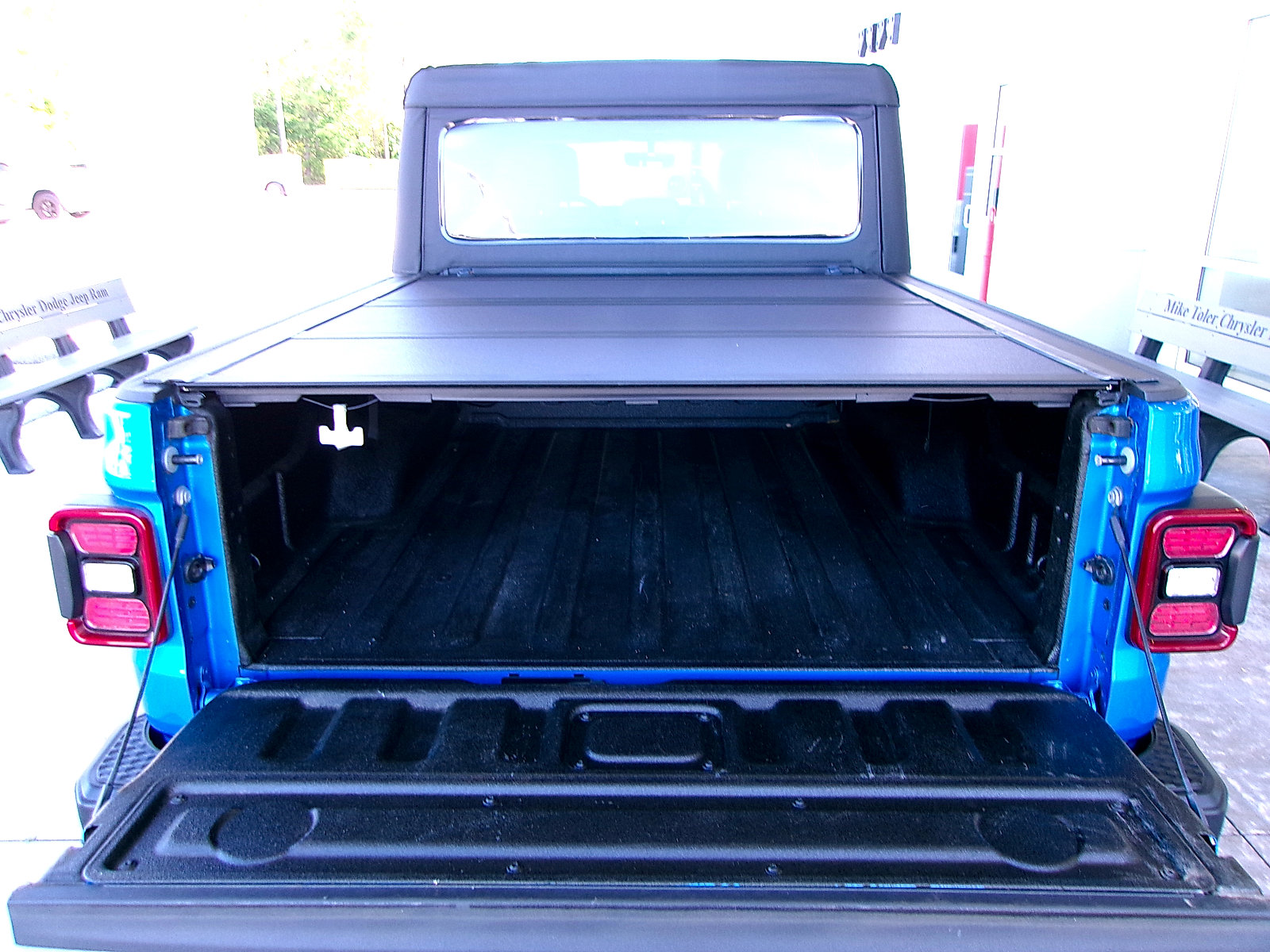 Used 2023 Jeep Gladiator Mojave w/ LED Lighting Group AWD/4WD image 22