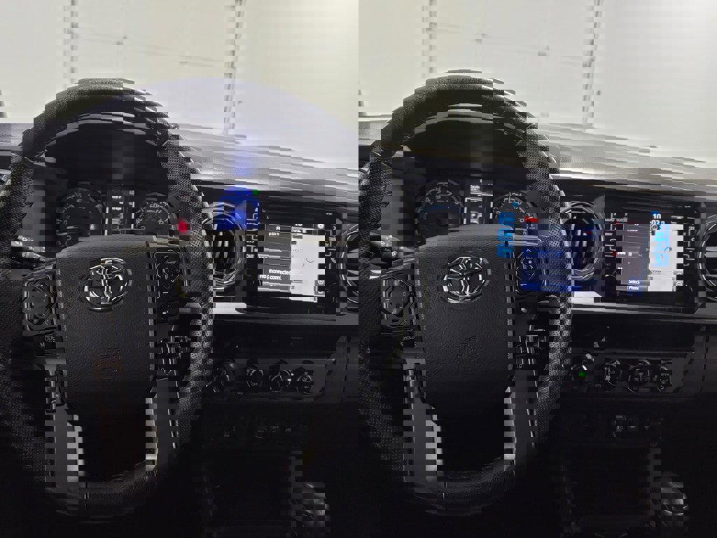 Used 2018 Toyota Tacoma TRD Sport AWD/4WD image 12