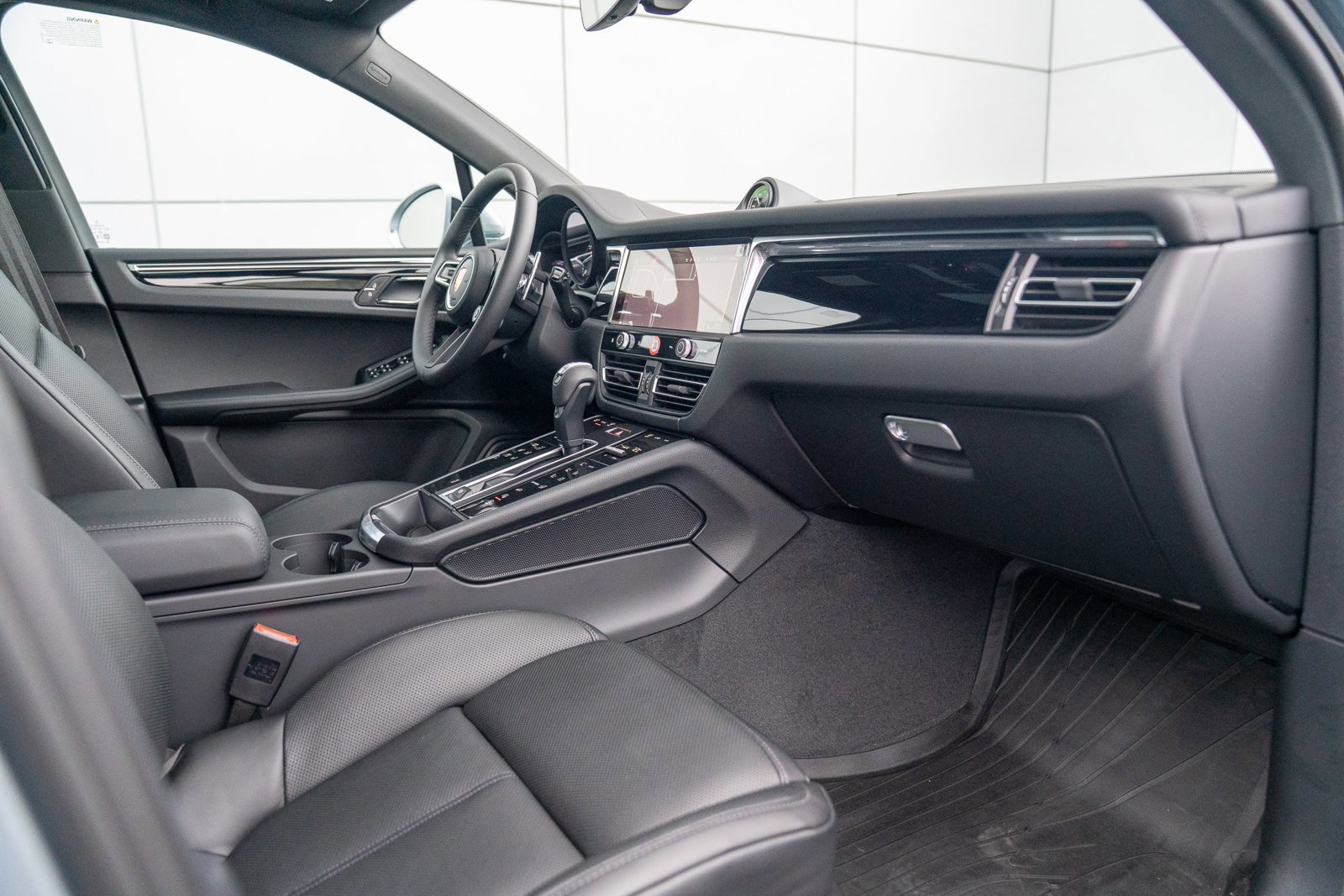 Certified 2026 Porsche Macan AWD/4WD image 25