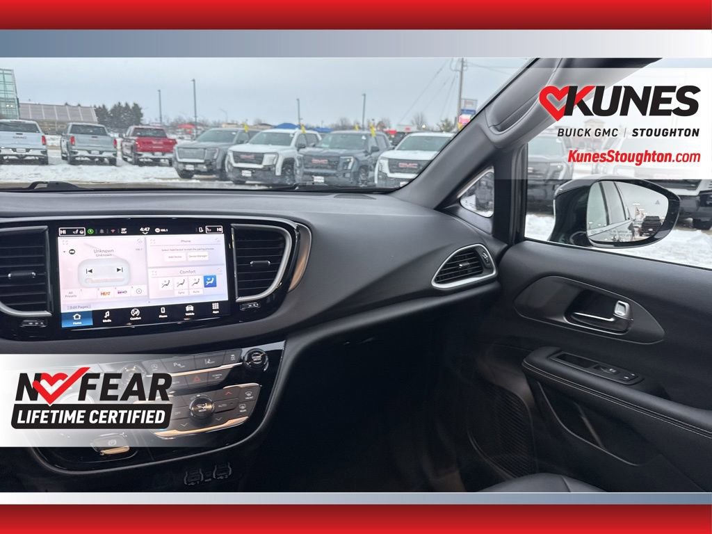 Used 2025 Chrysler Pacifica Select image 39