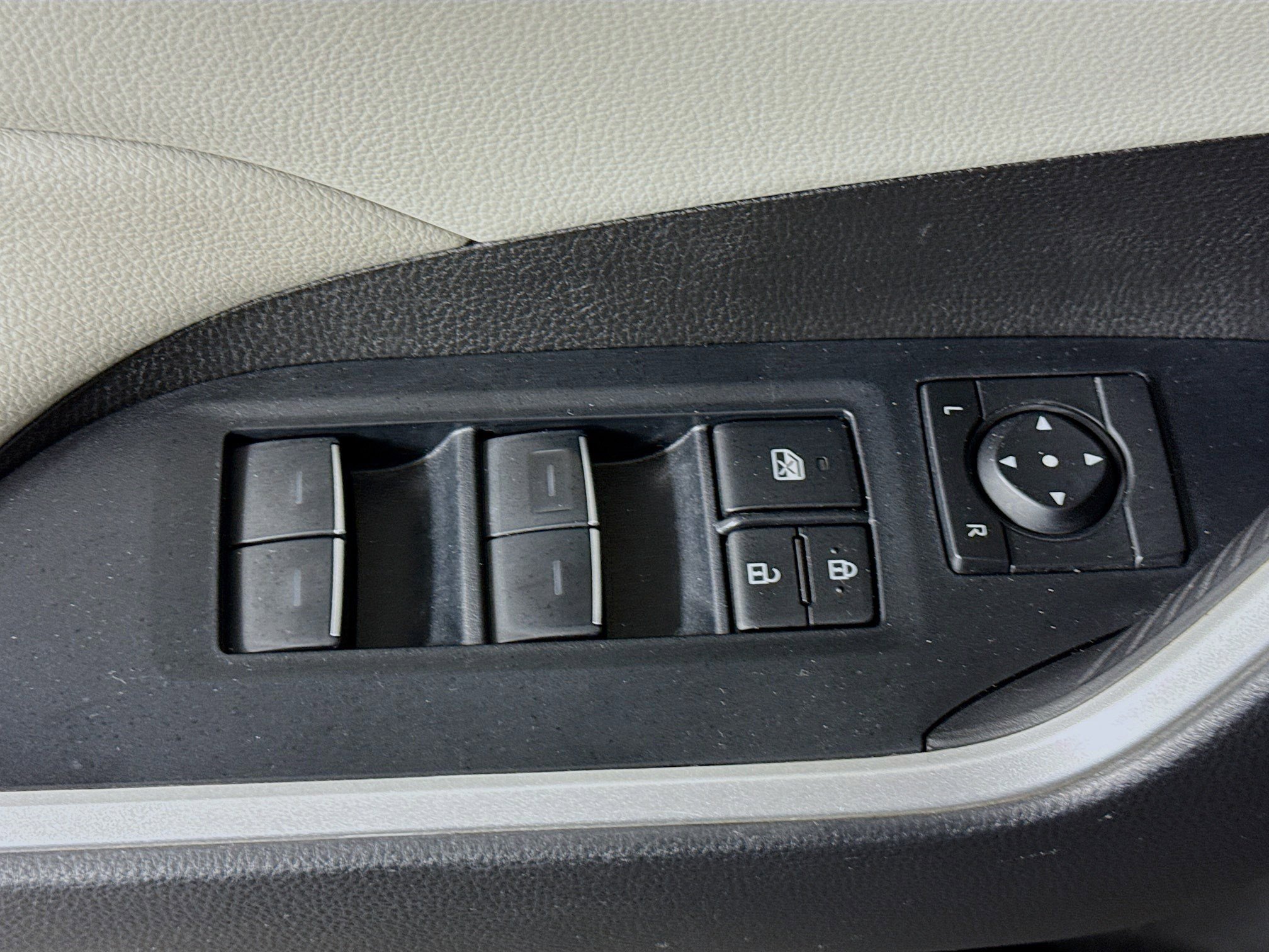 Used 2022 Toyota RAV4 XLE image 24