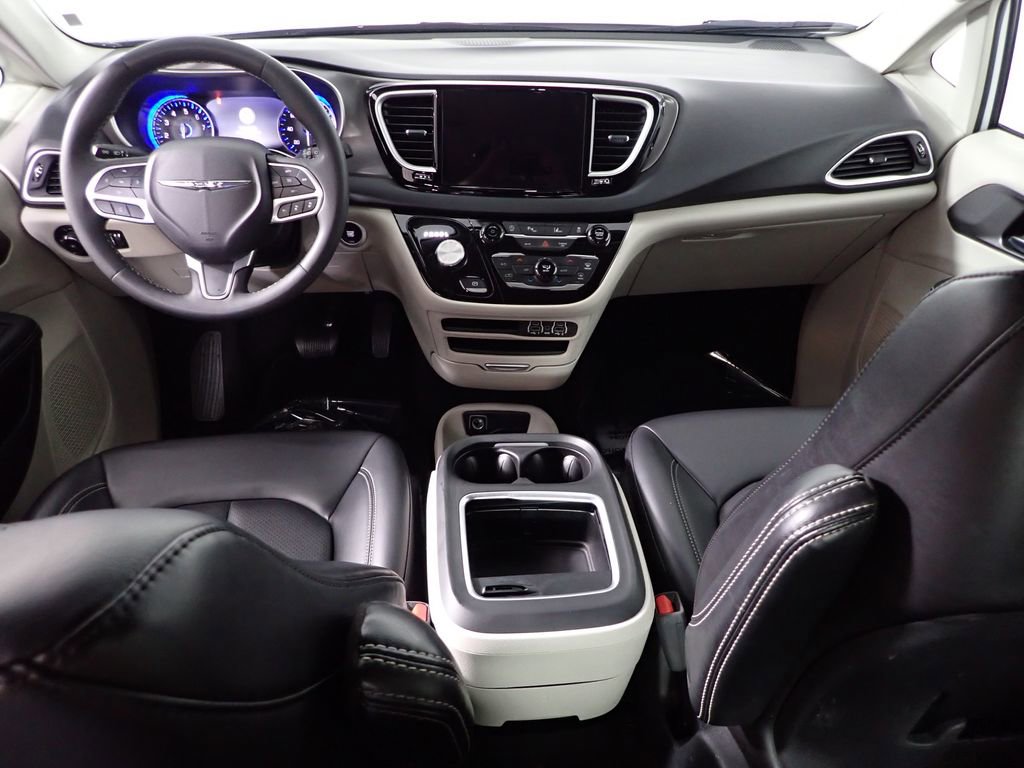 Used 2023 Chrysler Pacifica Touring-L FWD image 36