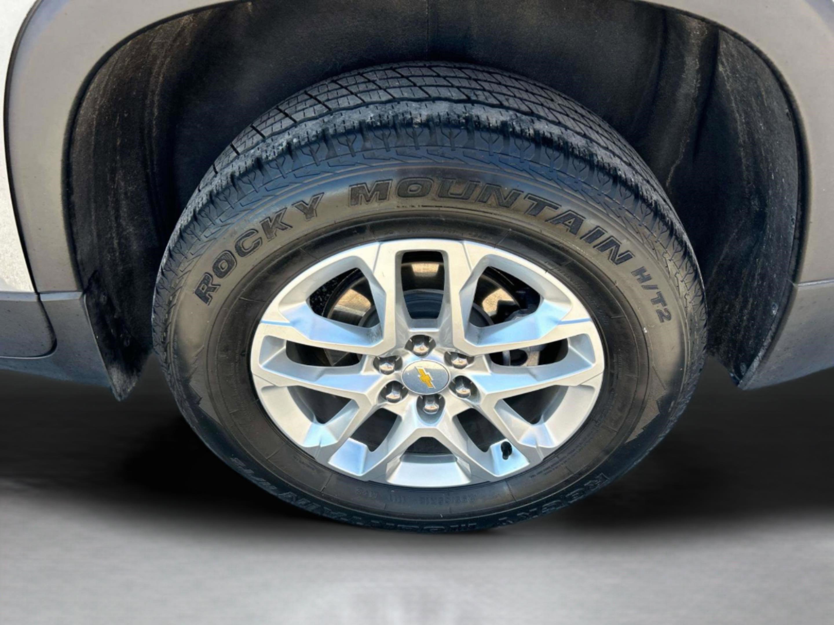 Used 2023 Chevrolet Traverse LS FWD image 40