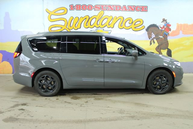Used 2021 Chrysler Pacifica Limited w/ Uconnect Theater Family Group image 1
