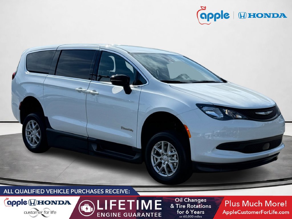 Used 2026 Chrysler Voyager LX FWD image 1