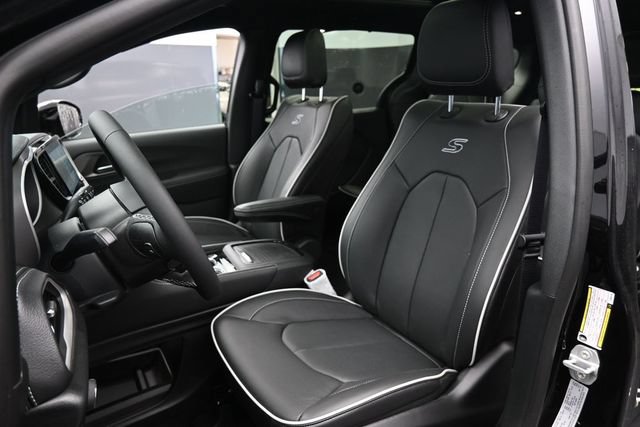 New 2027 Chrysler Pacifica Limited FWD image 19