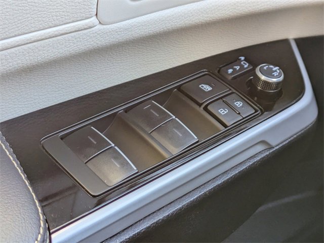 Used 2025 Toyota Sienna Limited image 32