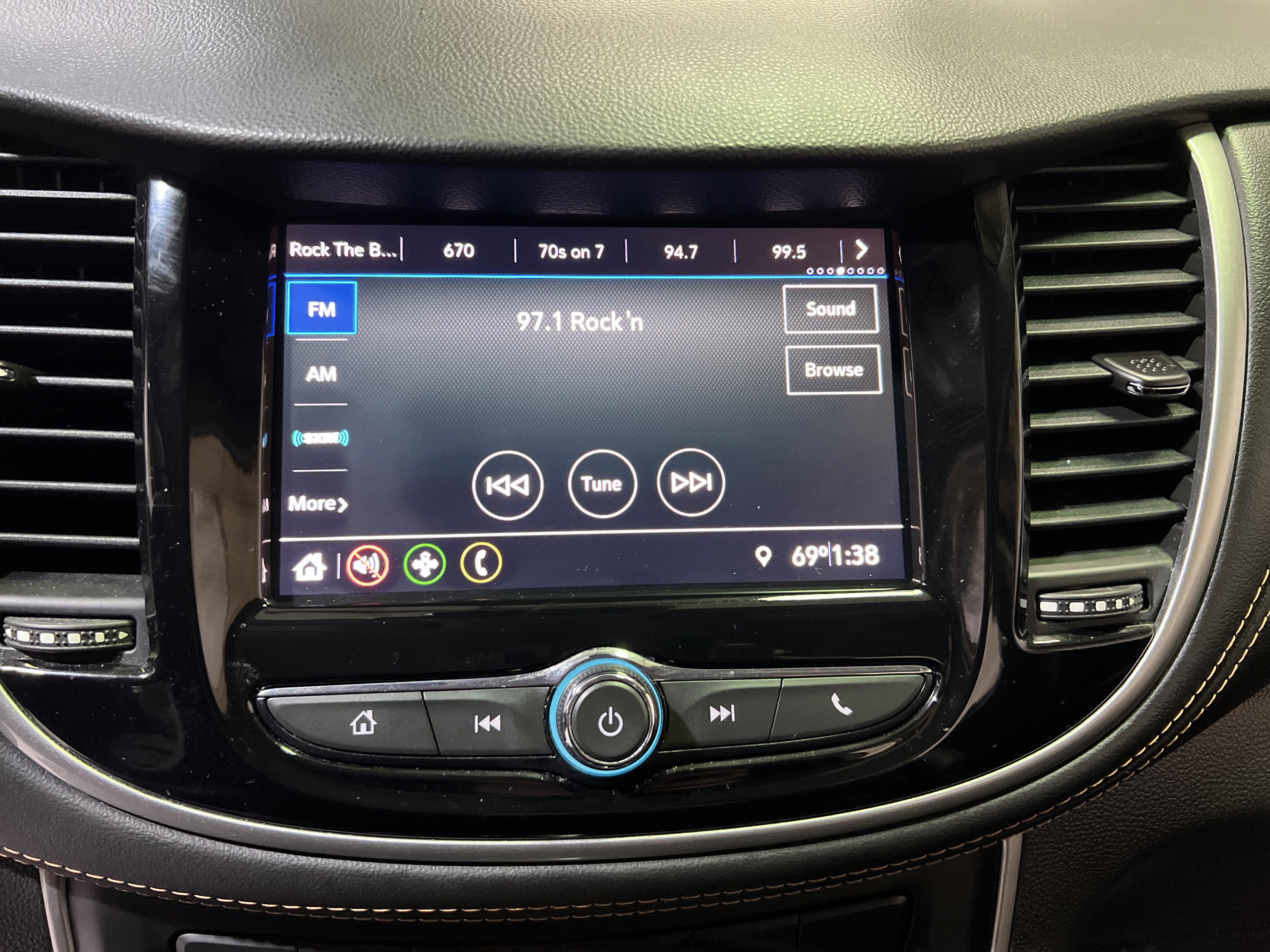 Certified 2020 Chevrolet Trax LT w/ LT Convenience Package image 18