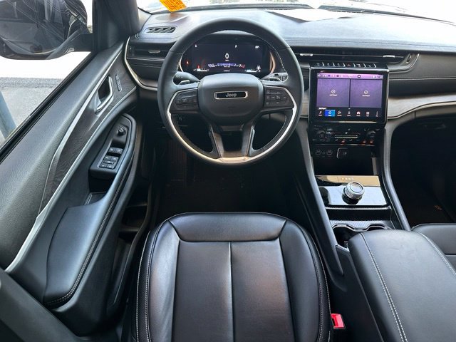 Used 2025 Jeep Grand Cherokee Limited RWD image 12