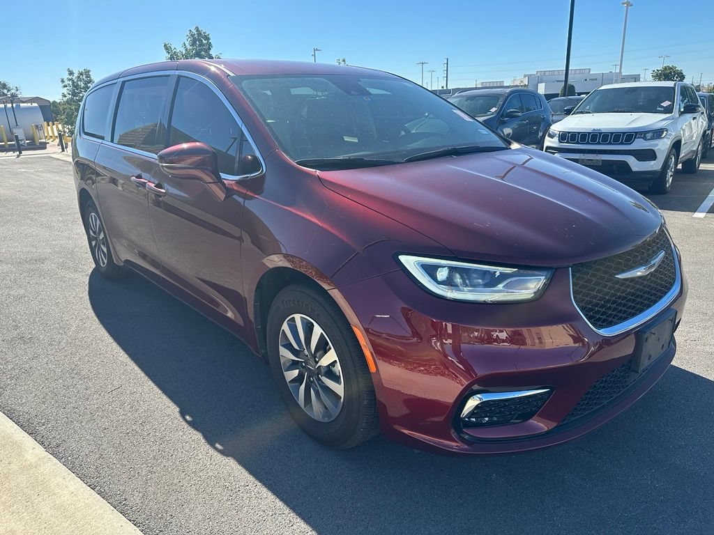 Used 2022 Chrysler Pacifica Touring-L FWD image 2