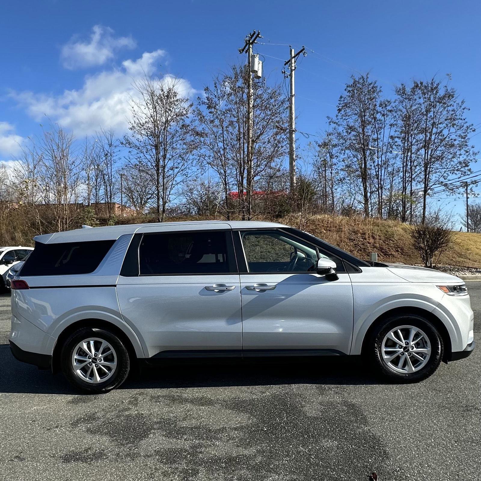 Used 2023 Kia Carnival LX w/ Paint Protection Package image 6