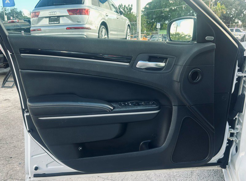 Used 2019 Chrysler 300 S image 9