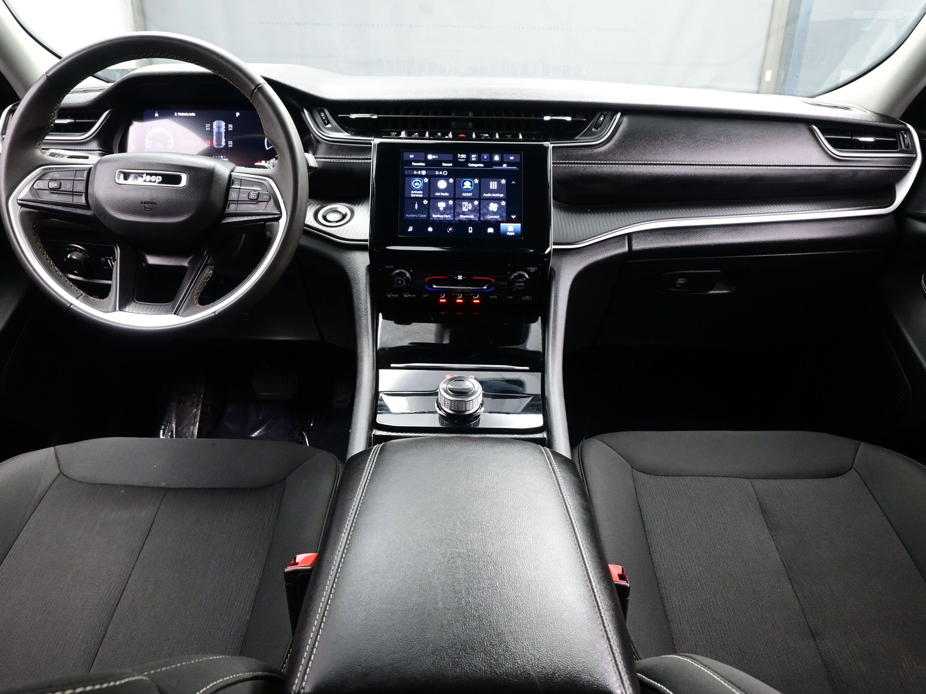 Used 2024 Jeep Grand Cherokee Laredo X image 17