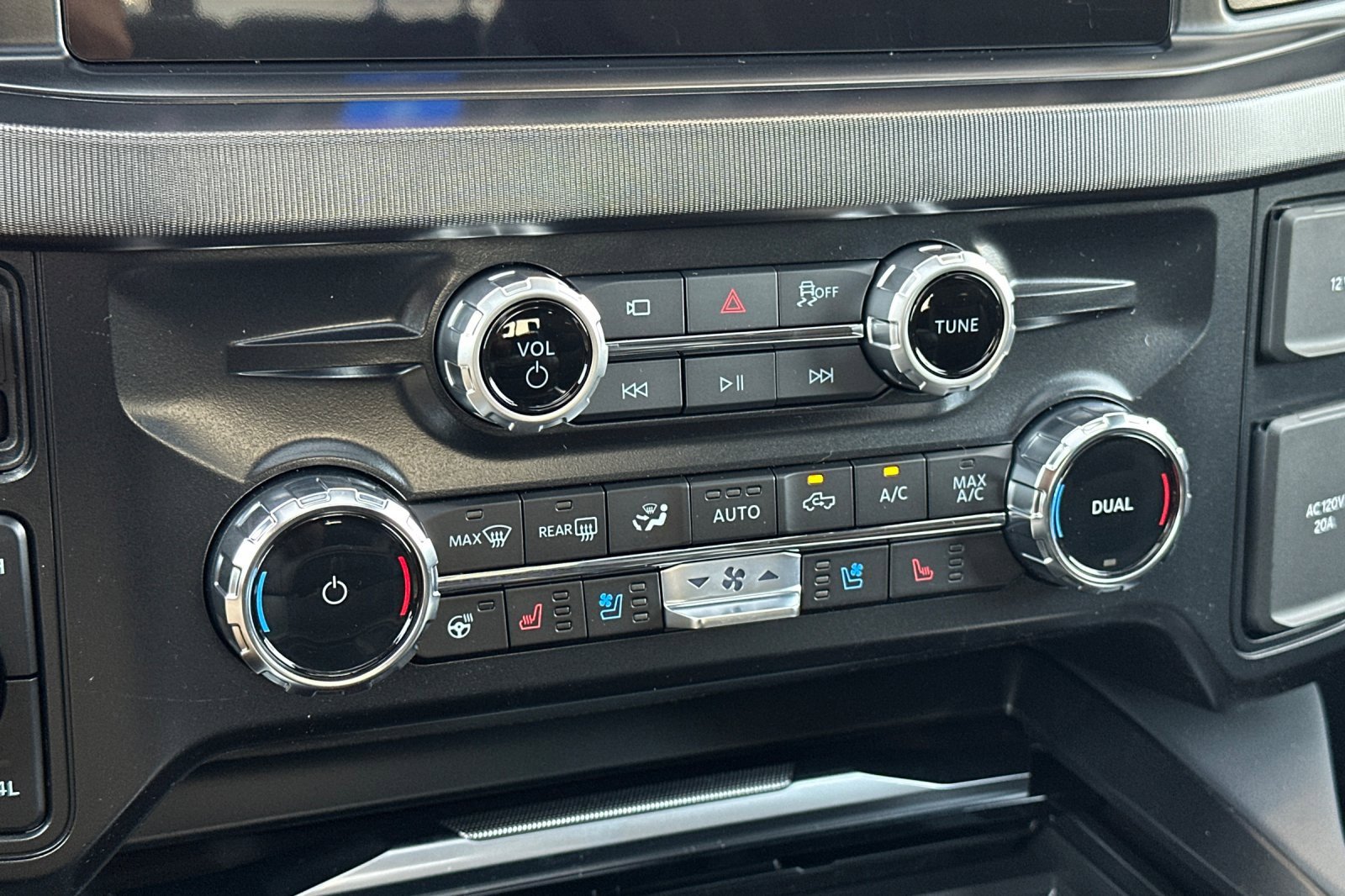 New 2026 Ford F350 Platinum w/ Tremor Off-Road Package image 19