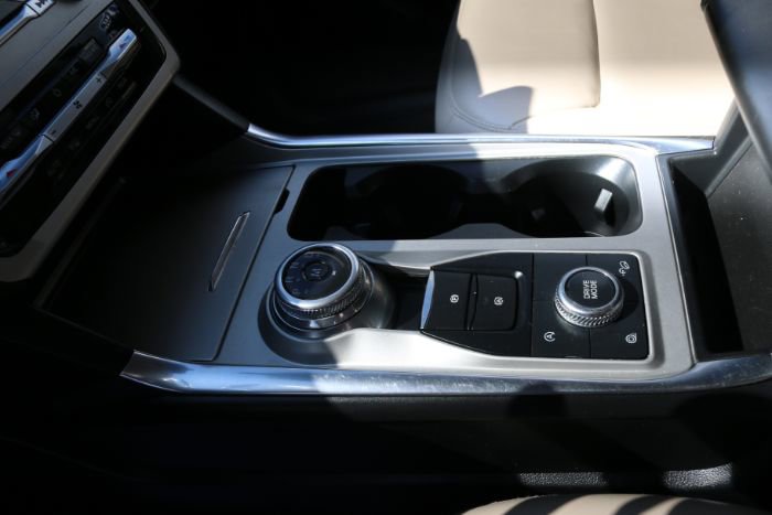 Used 2021 Ford Explorer XLT w/ Equipment Group 202A image 4