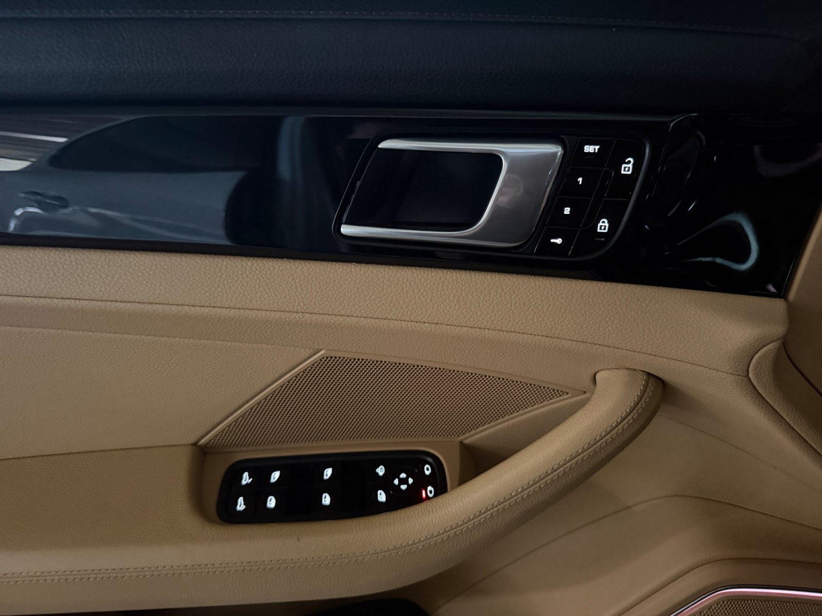 Used 2021 Porsche Panamera RWD image 17
