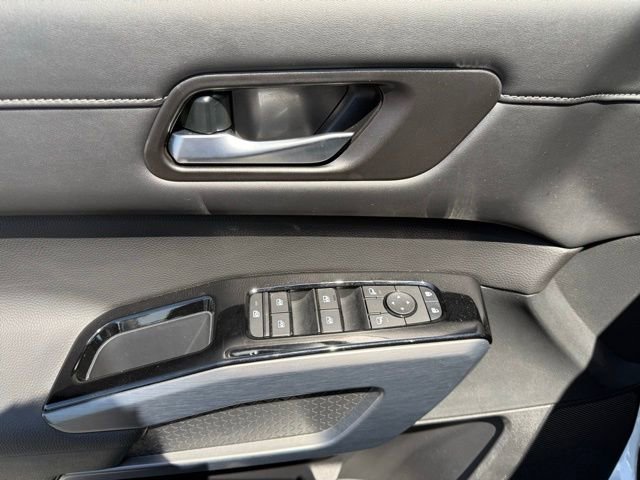 Used 2025 Nissan Pathfinder SL image 10