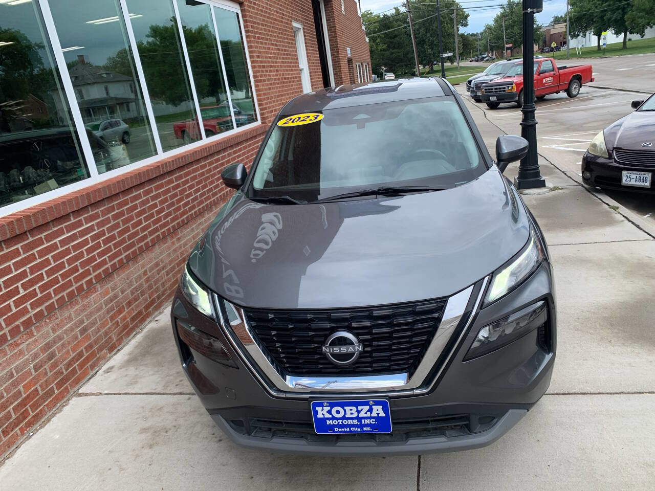 Used 2023 Nissan Rogue S image 4