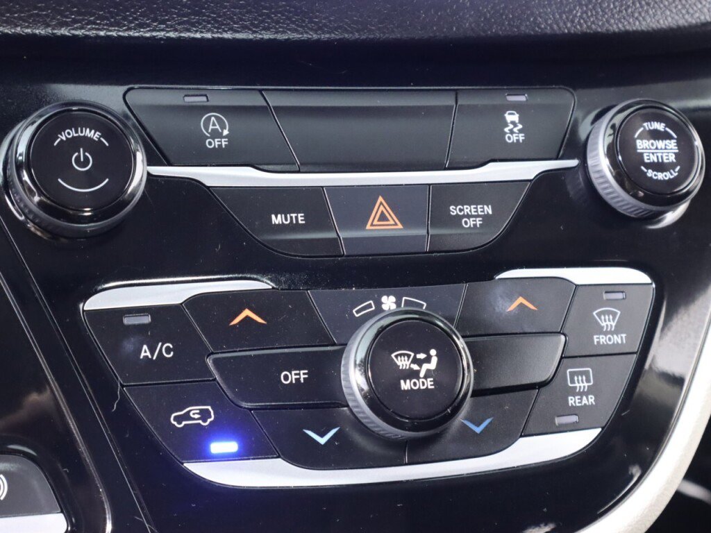 Used 2022 Chrysler Voyager LX image 24