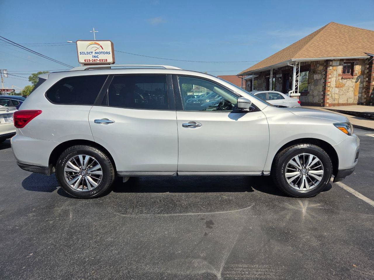 Used 2019 Nissan Pathfinder SL FWD image 6
