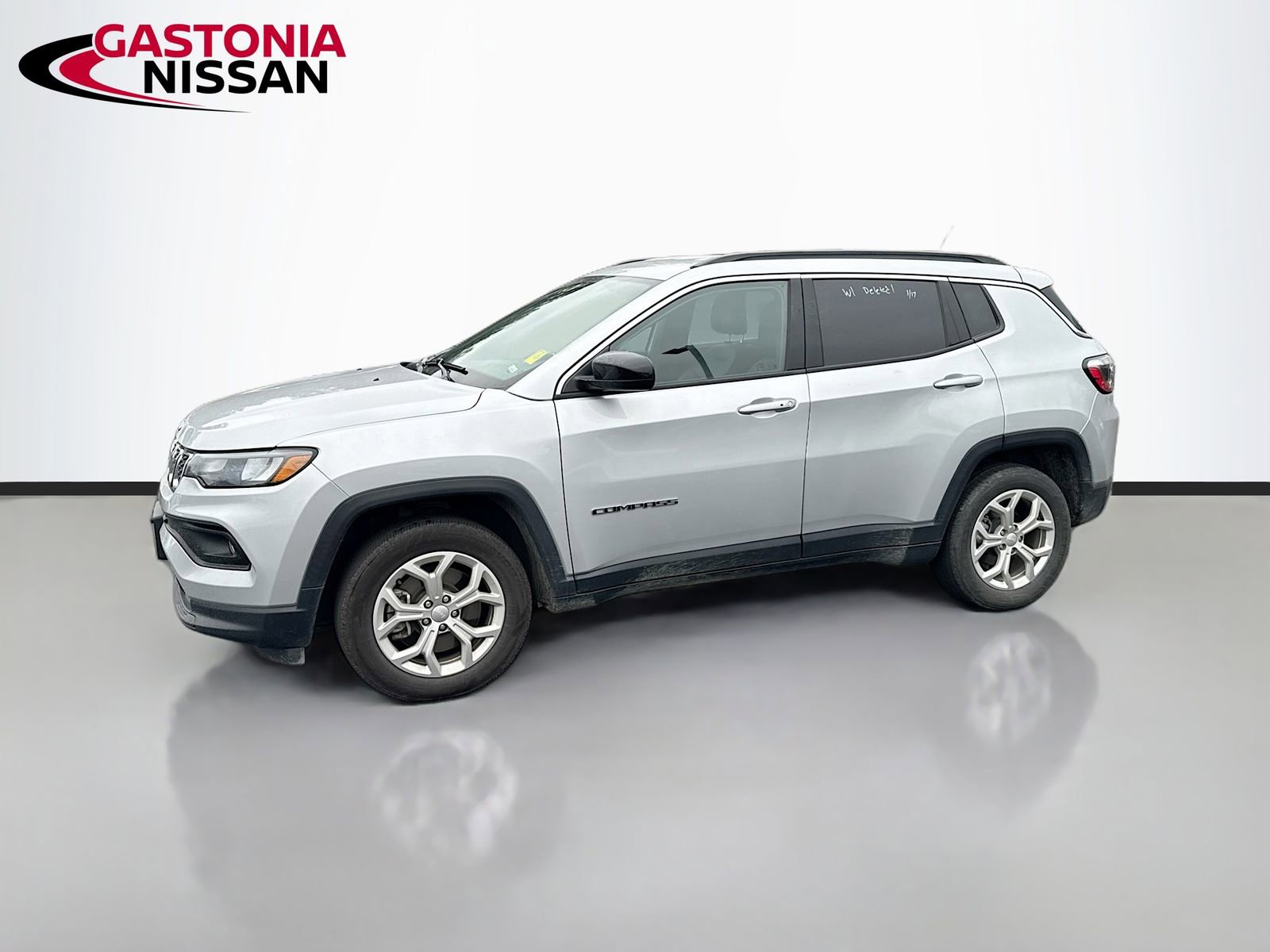 Used 2024 Jeep Compass Latitude image 3