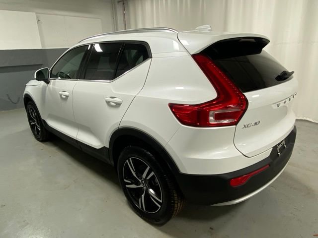 Used 2025 Volvo XC40 B5 Core AWD/4WD image 2