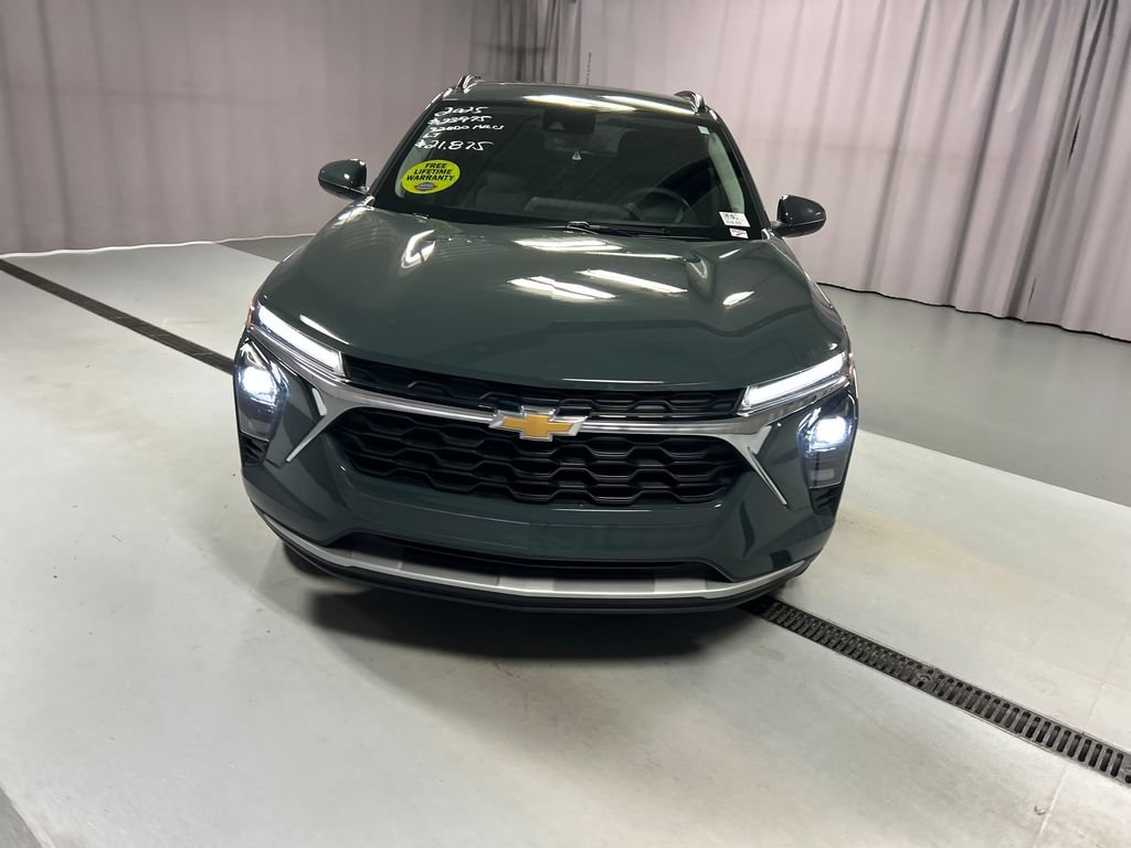 Used 2025 Chevrolet Trax LT FWD image 2