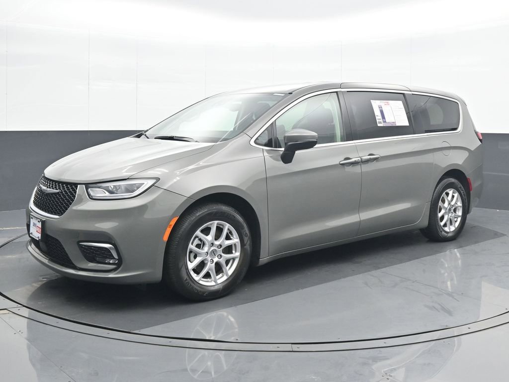 Used 2023 Chrysler Pacifica Touring-L FWD image 2