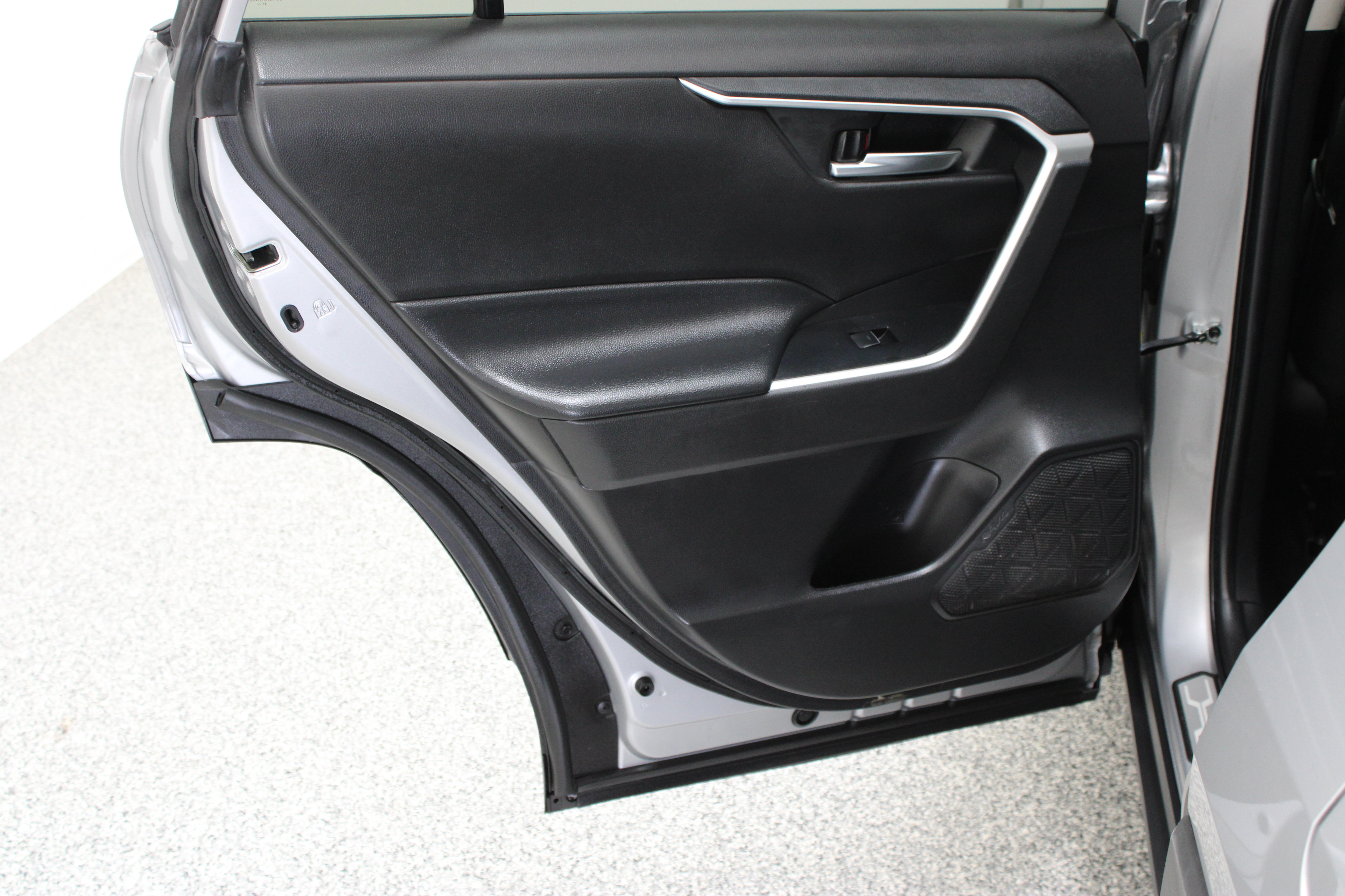 Used 2022 Toyota RAV4 XLE AWD/4WD image 25