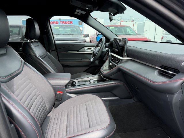 Used 2025 Ford Explorer ST-Line w/ ST-Line Street Pack AWD/4WD image 26
