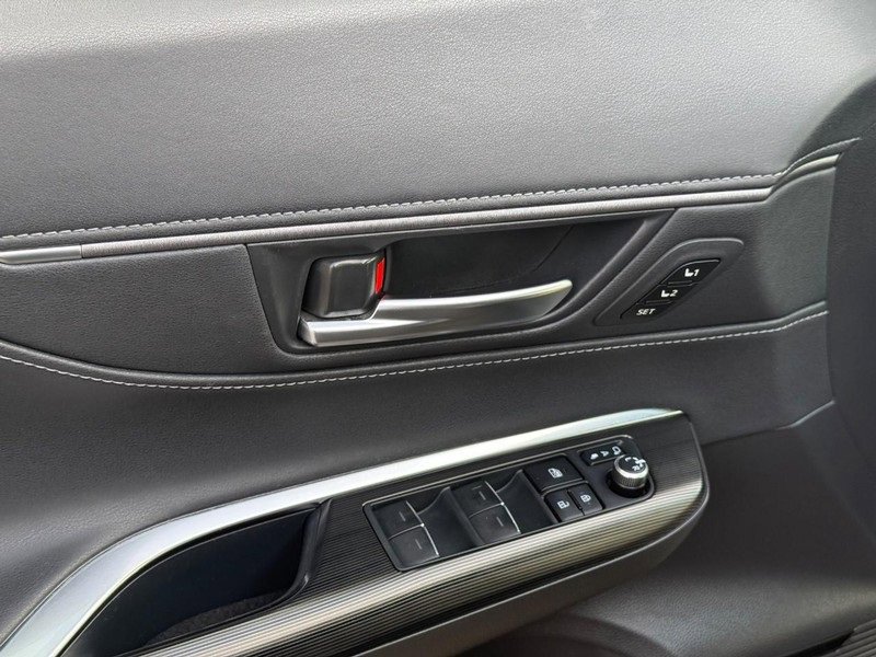 Used 2021 Toyota Venza XLE w/ Softex Package image 18