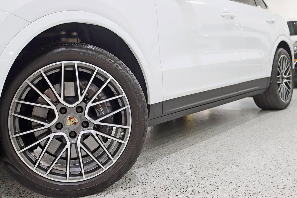 Used 2022 Porsche Cayenne Platinum Edition image 4