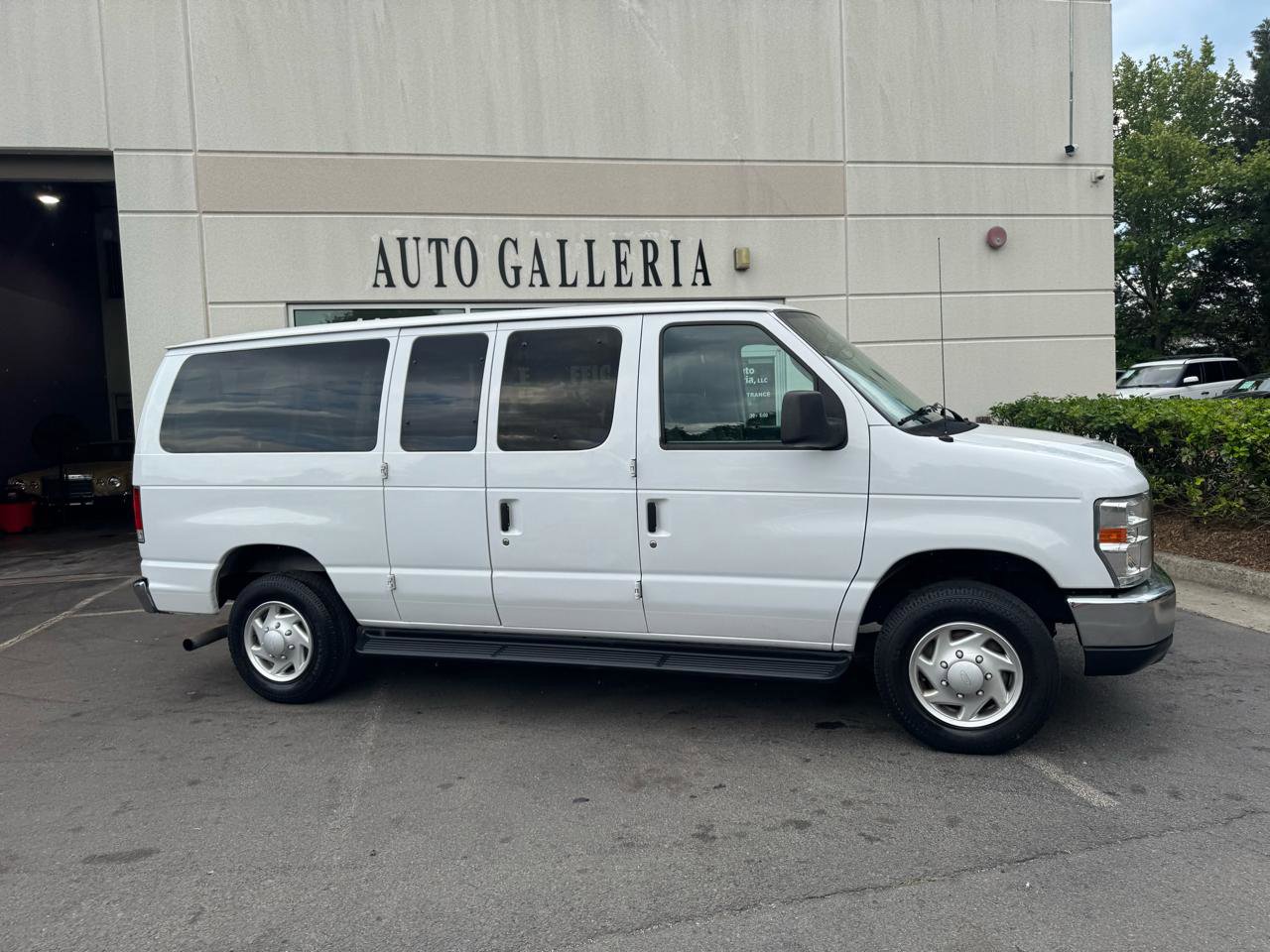 Used 2014 Ford E-350 and Econoline 350 XLT RWD image 3
