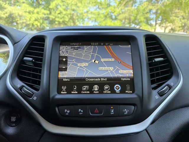 Used 2017 Jeep Cherokee Overland w/ Technology Group AWD/4WD image 18