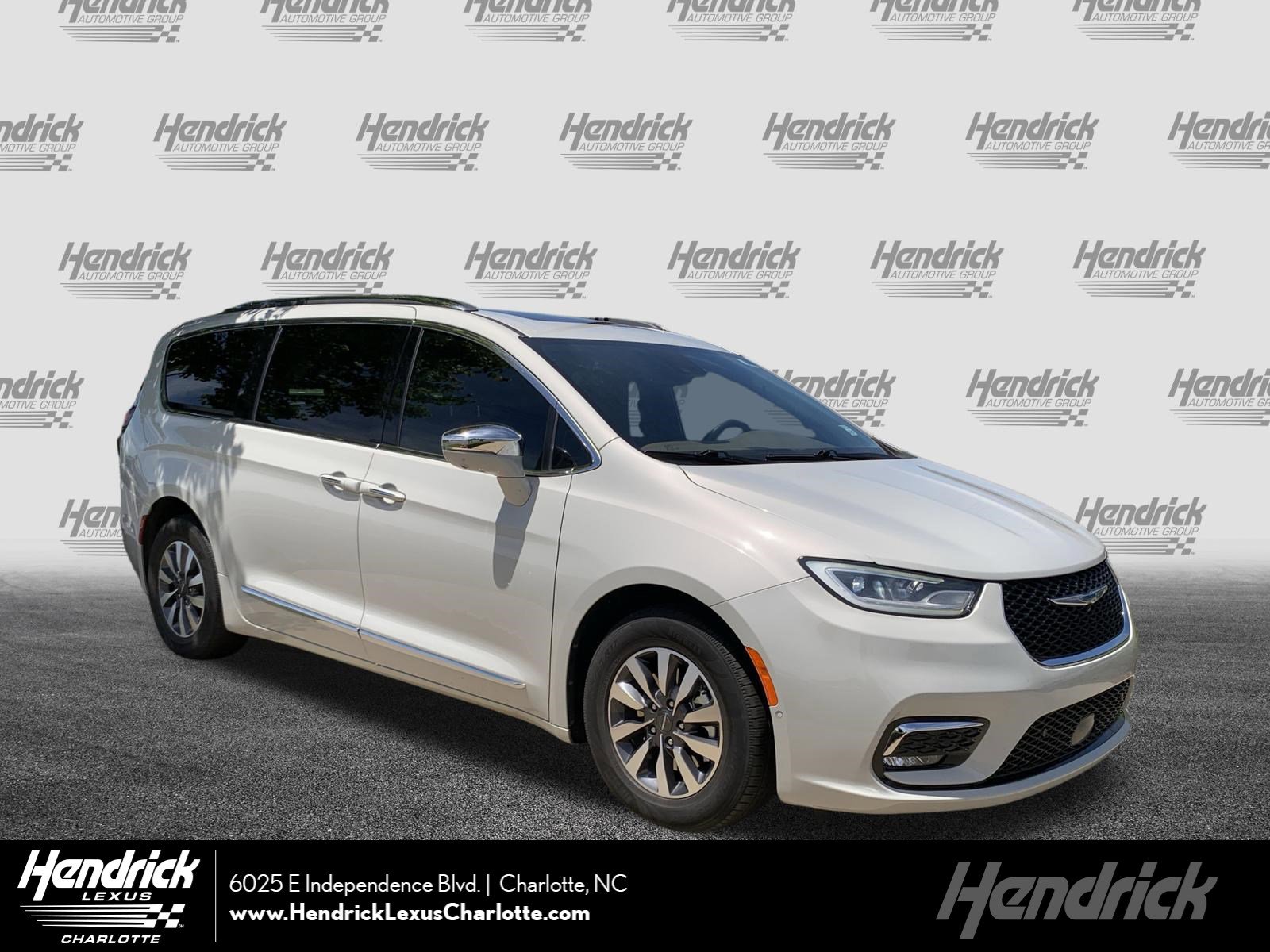 Used 2021 Chrysler Pacifica Limited w/ Uconnect Theater Family Group