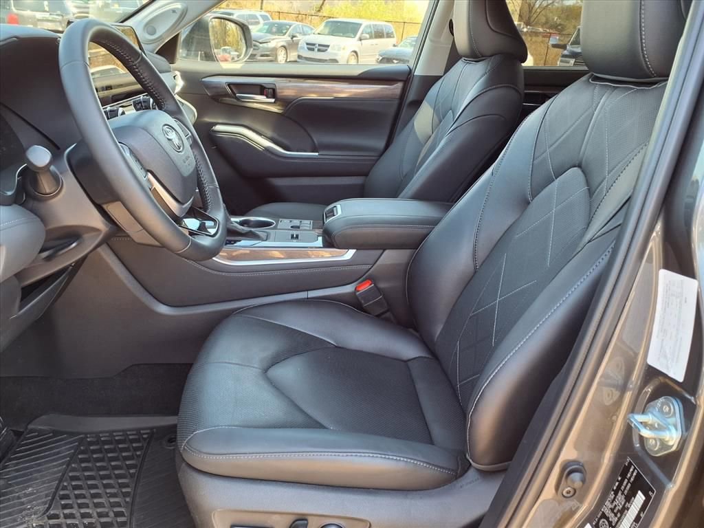 Used 2025 Toyota Highlander Platinum image 27