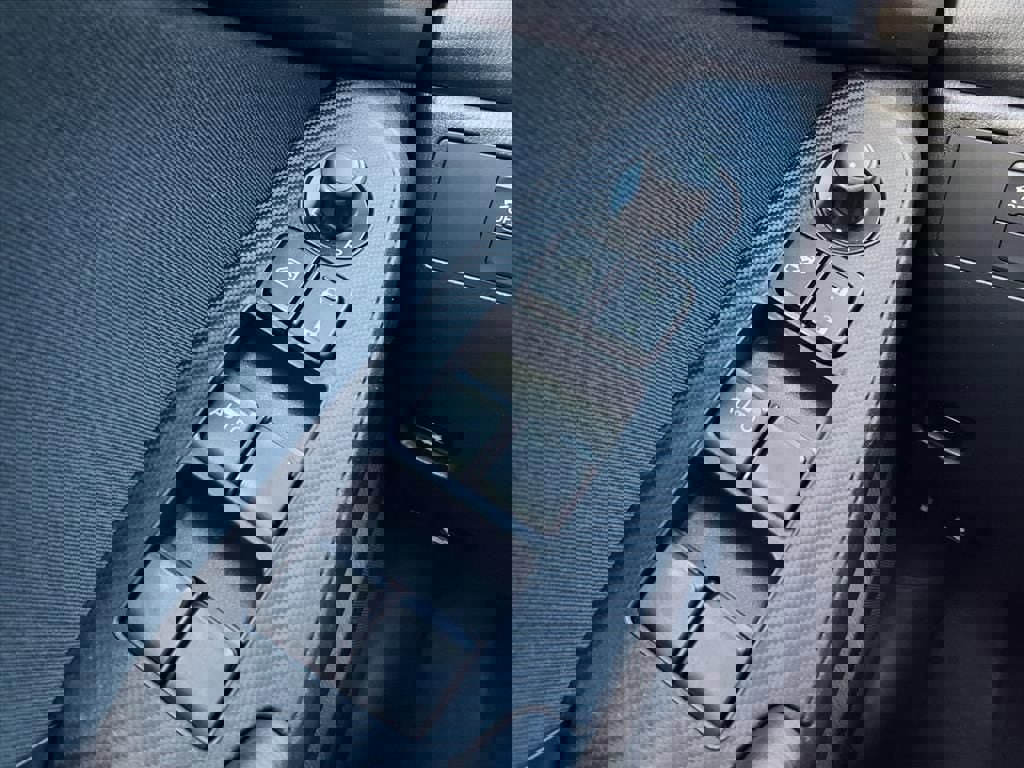 Used 2015 MAZDA MAZDA3 i SV image 4