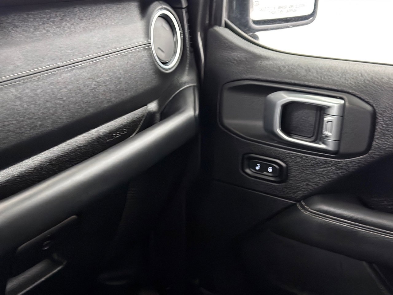 Used 2019 Jeep Wrangler Unlimited Sahara w/ Uconnect 4C Nav & Sound Group image 31