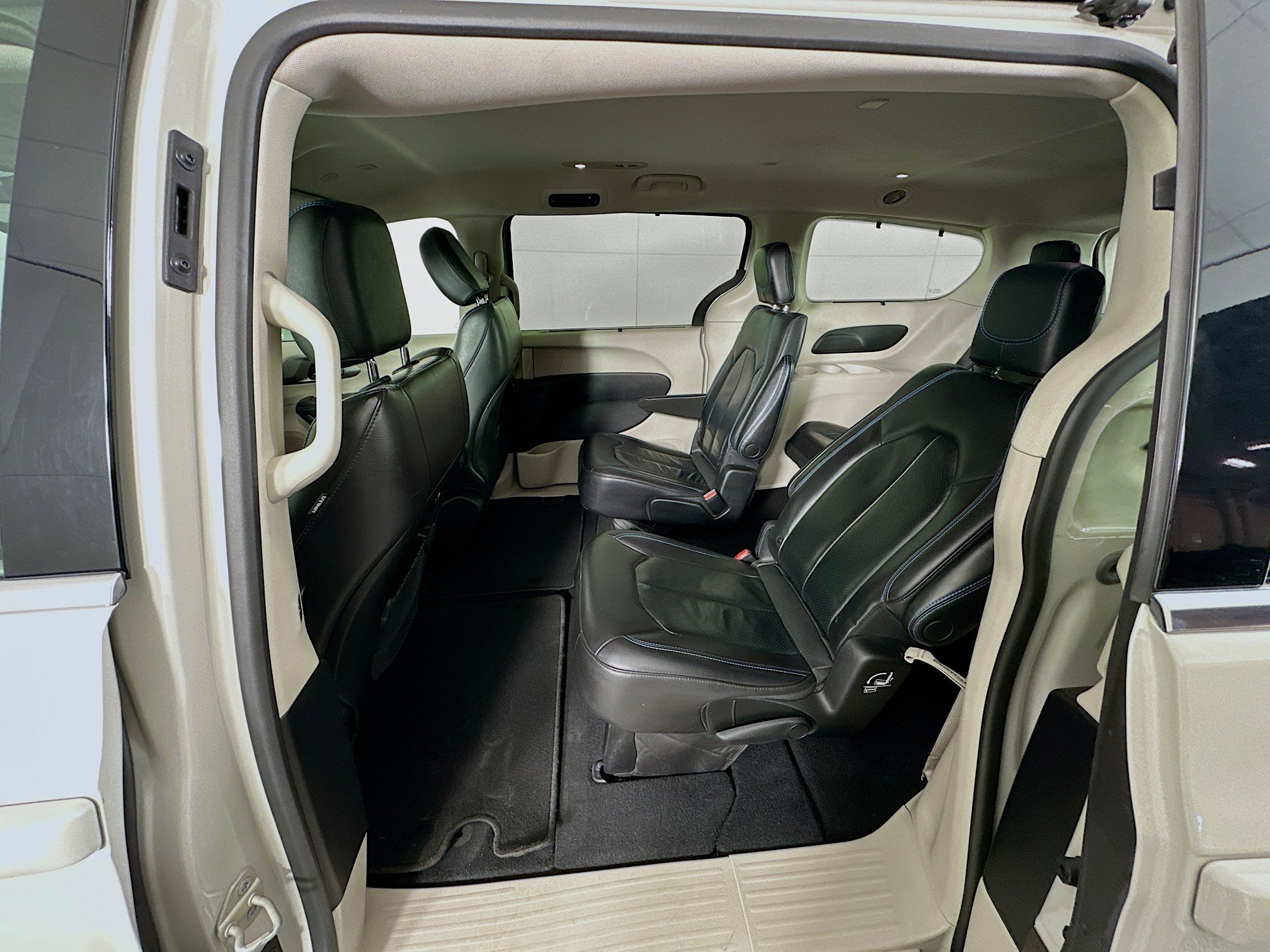 Used 2021 Chrysler Pacifica Touring-L image 27