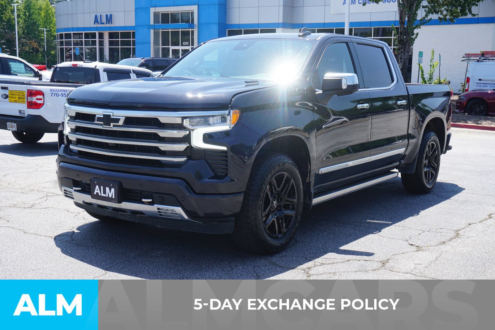 Used 2023 Chevrolet Silverado 1500 High Country w/ High Country Premium Package AWD/4WD image 4