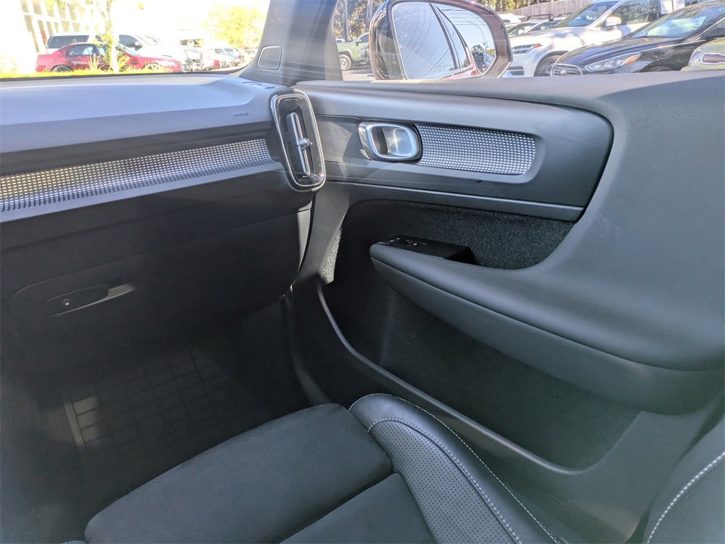 Used 2021 Volvo XC40 T5 R-Design w/ Climate Package image 18
