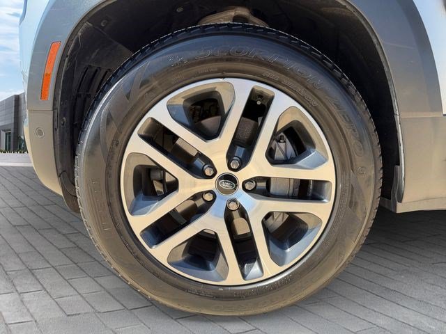 Used 2023 Land Rover Defender 130 SE AWD/4WD image 9