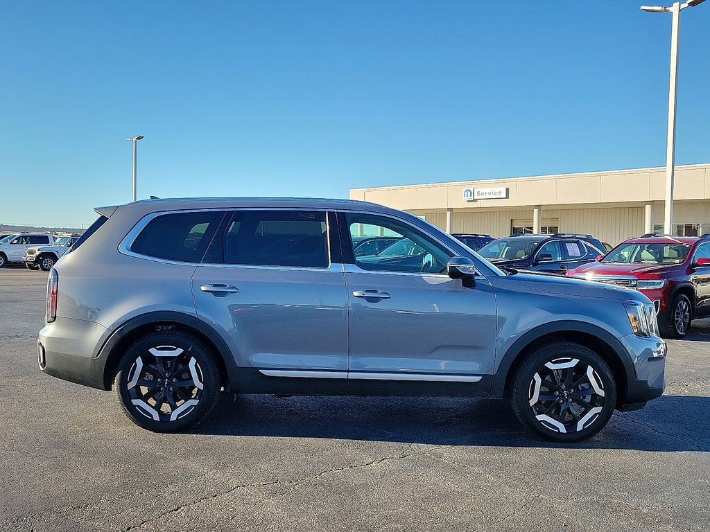 Used 2024 Kia Telluride EX w/ EX Captain's Chair Package image 6
