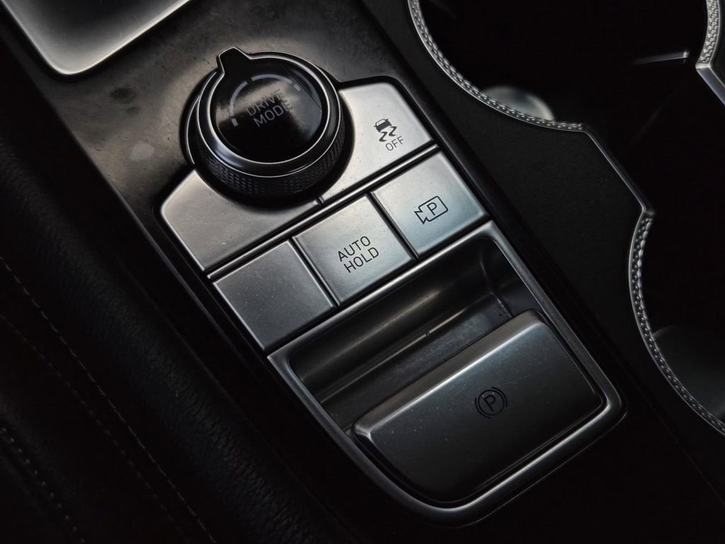 Used 2025 Genesis G70 2.5T image 23